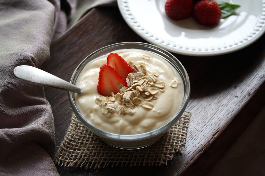 Yogurt with oat and strawberries for healthy and easy breakfasts