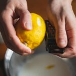 Boiling water and lemons with the zest: the benefits on the body